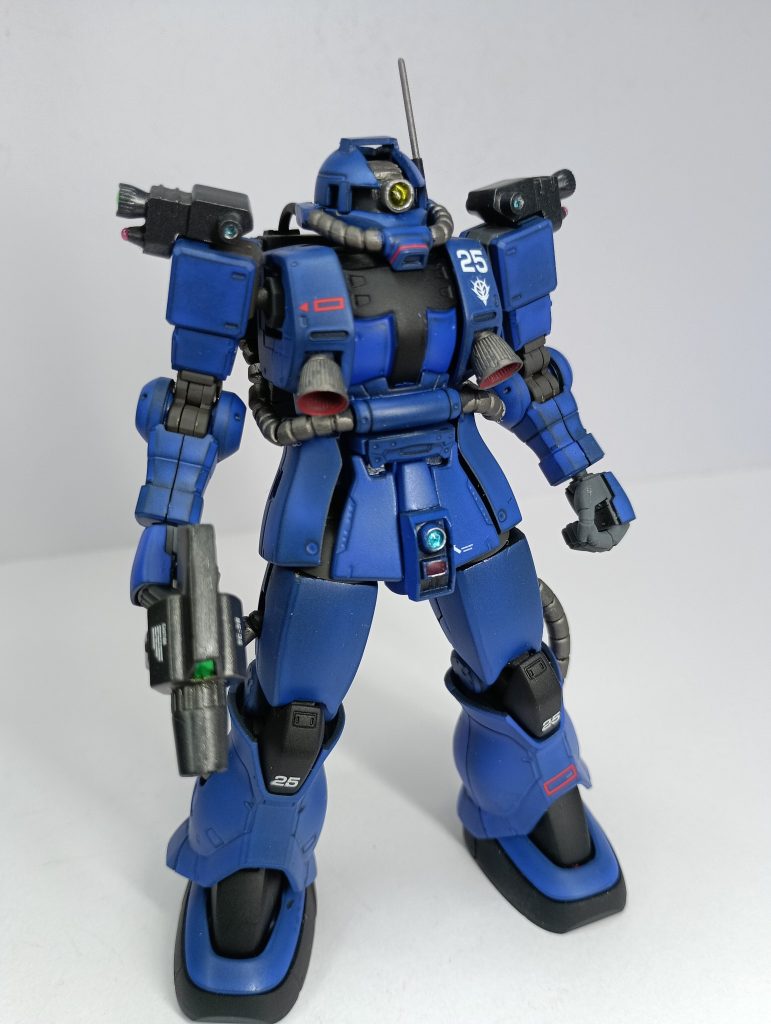 HGオリジンザクをベースに作成。カメラ等の特徴的なパーツは旧キットから移植しました。