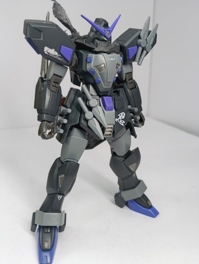 主な改造点は武器の追加と腿の延長。あと、元キットのつま先がベタッとした印象を受けたので、シャープになるよう成形しました。