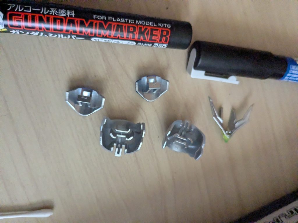 クリアカラーのパーツは裏からガンダムマーカーのシルバーで塗装しました。塗って見て予想以上にメタリック感があって驚きました！(ﾟдﾟ)！