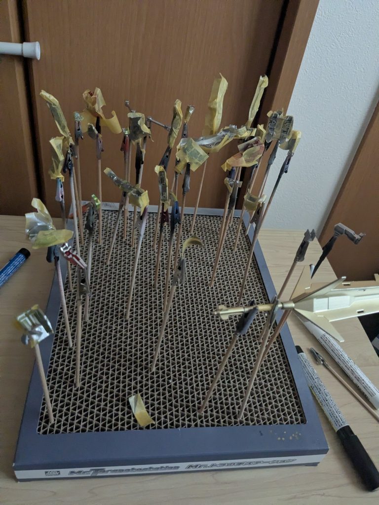 あたしは結構不器用な人なので、クリアパーツの外側に、マスキングテープを使い過ぎました。
