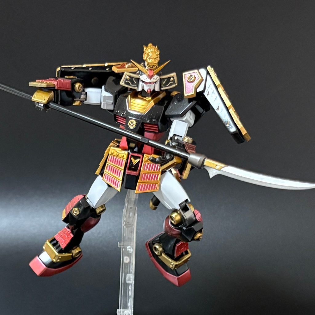大きなナギナタを構えて。武者ガンダムとは異なるデザインの刃にしました。