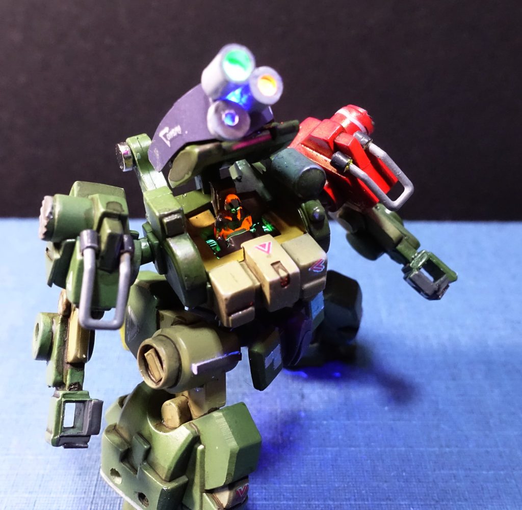 4.&nbsp;&nbsp;&nbsp;&nbsp;スナイパーユニットからの情報はパイロットスーツのバイザーと連動していて、より精密な射撃ができるようになっている。