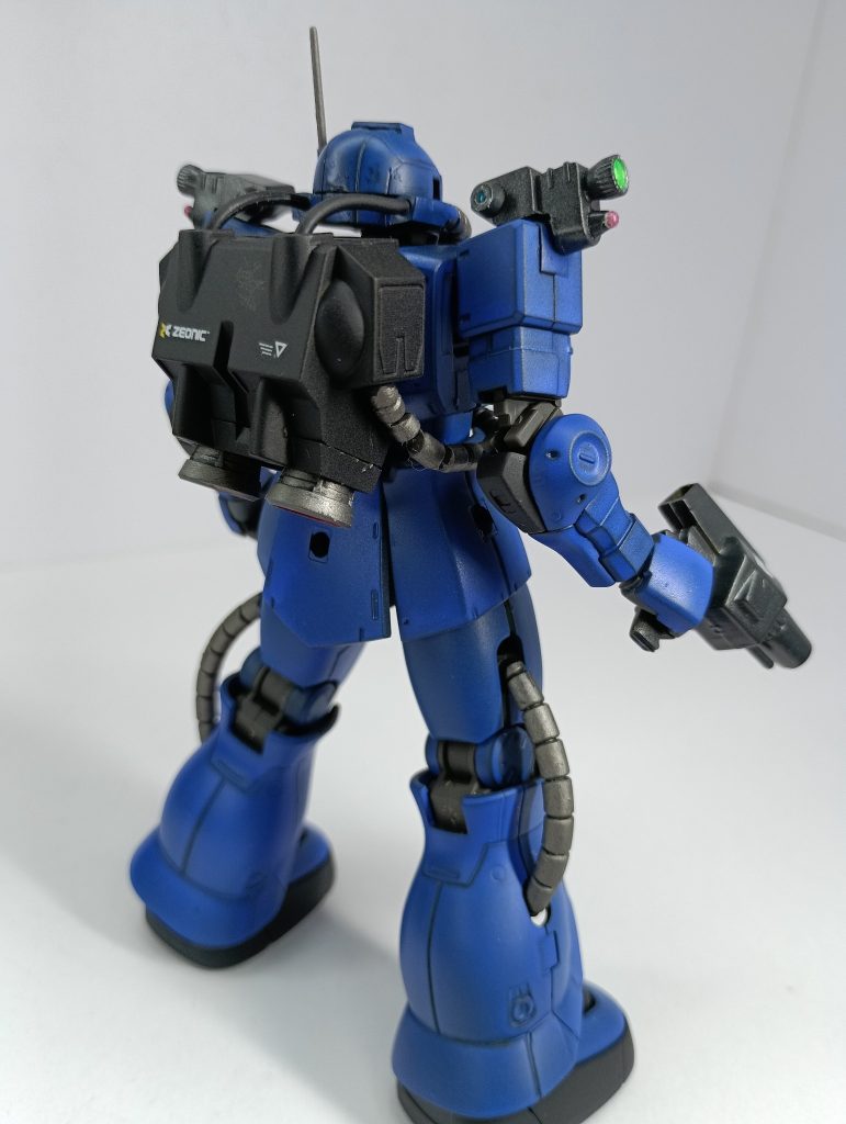 背部。バックパックは旧キットのものを加工。バックパックと頭部をつなぐパイプは曲がる素材にしたのですが、それでも首の可動が制限されています…(zaku-kao4)