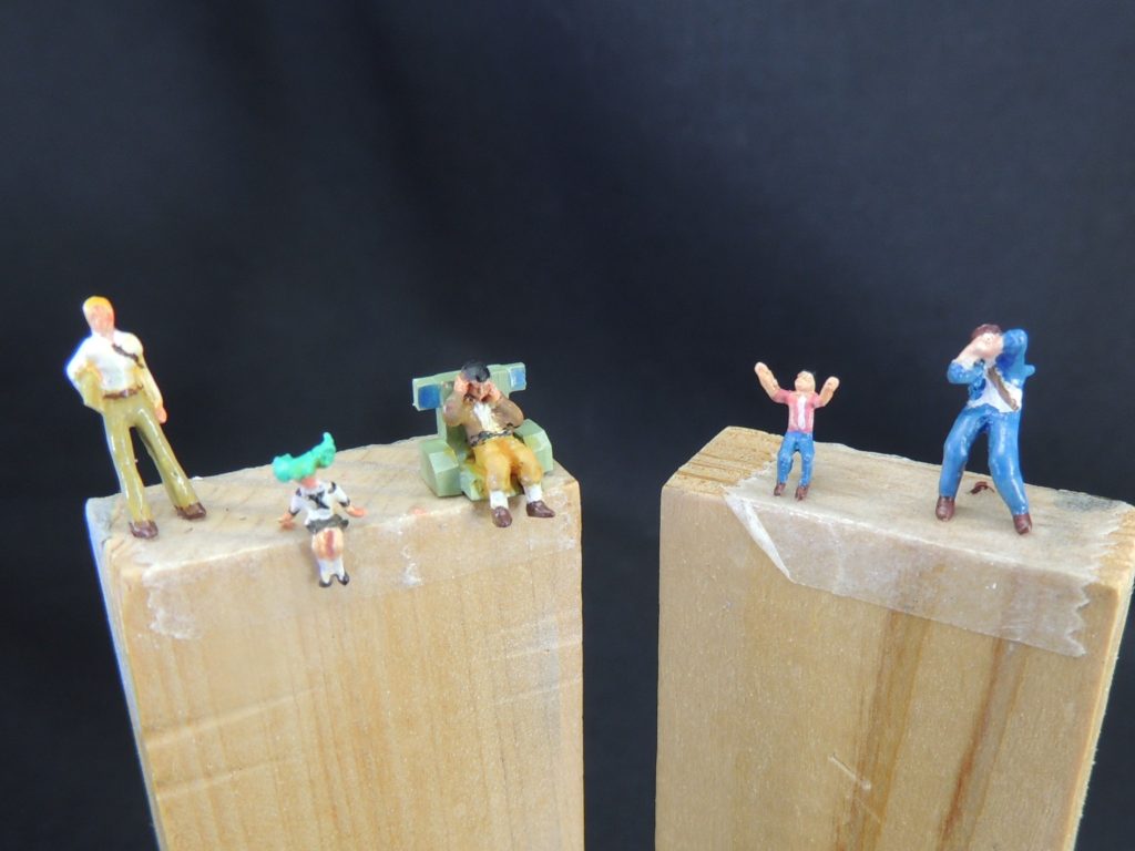 今回製作したジオラマのフィギュアです。このうち、逆シャア本編で最後まで生き残ったのは、力なく空を仰ぐハサウェイただ一人であることに気付きました。その彼が、よもや後の