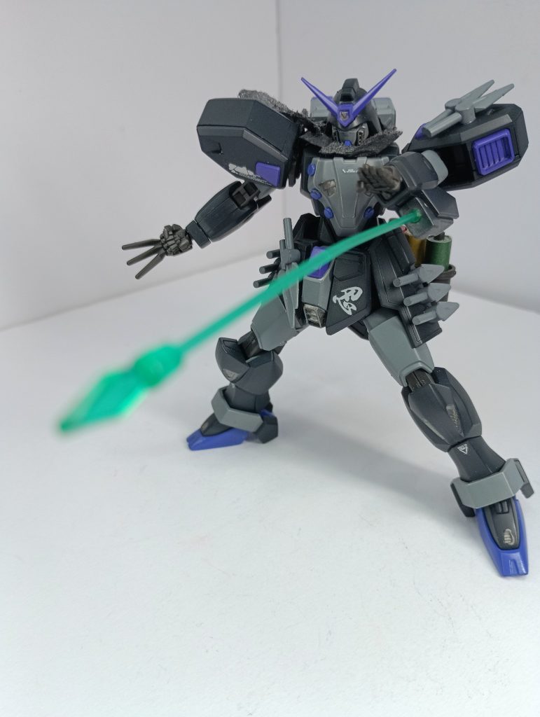 反対側はビーム分銅を射出ギミックを備えた防具(手甲)のイメージです。