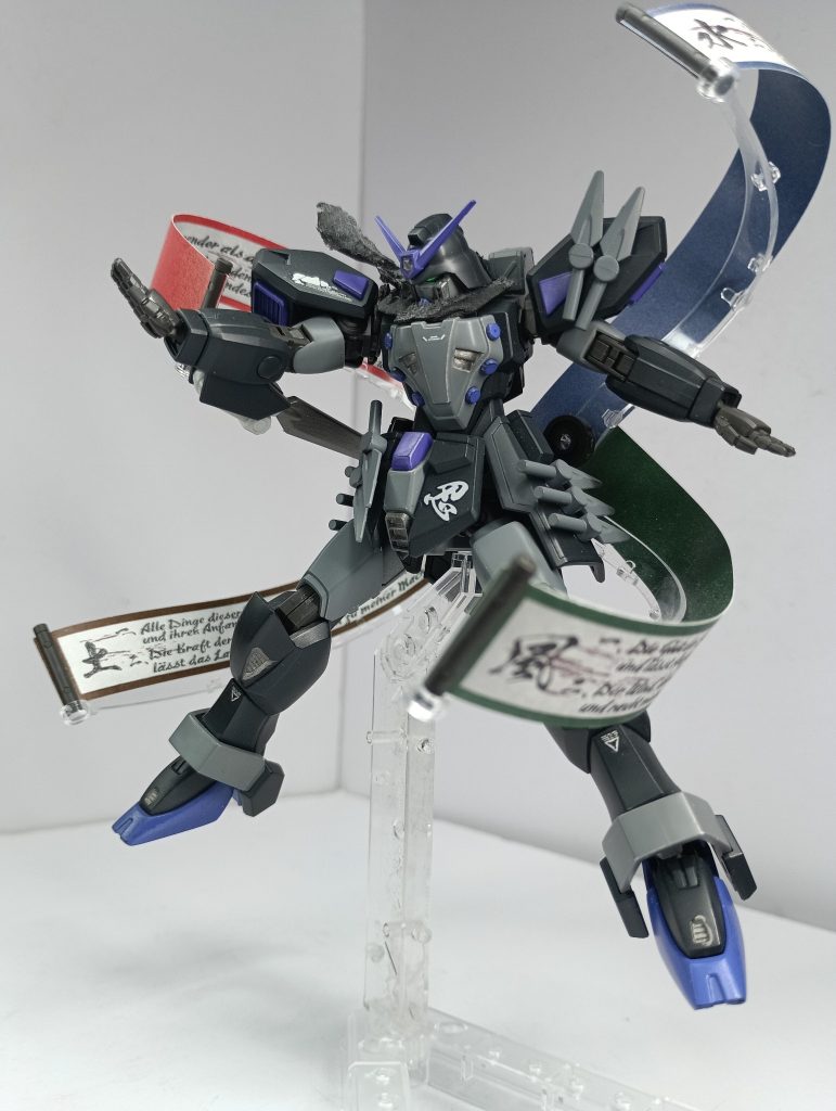 プラモのオリジナルギミック。カッコよくて好きなギミックですが、巻物は保管が大変そうですね…(zaku-kao4)