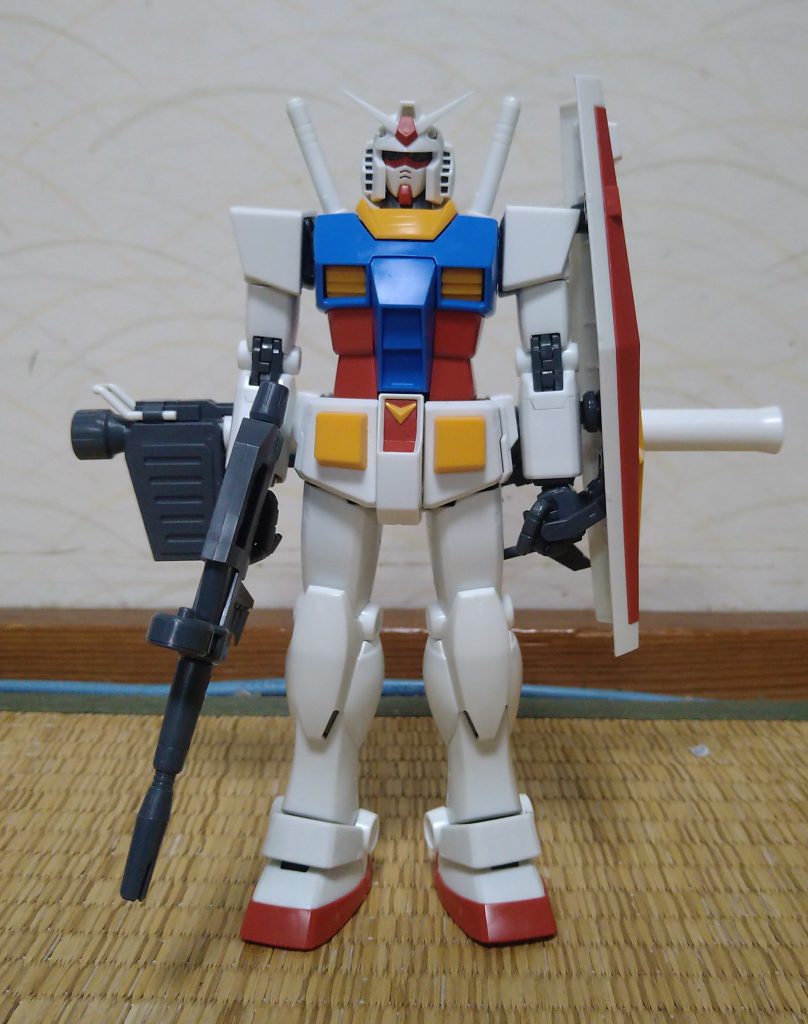 バージョン2.0のガンダムは余計なモールドが無くシンプルで今風では無いのが良いです。