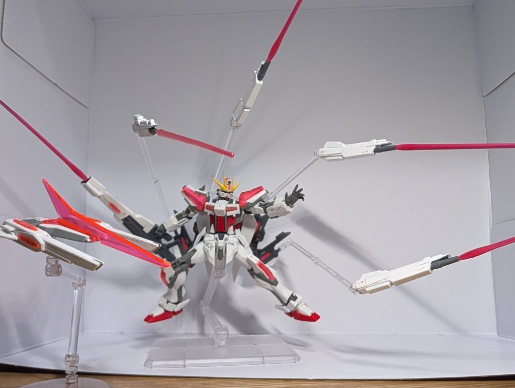 全ビームサーベル発振ENCドラグーンストライカー突撃ビーム機動砲×4省エネルギーを優先されたドラグーンをバックパックに4基搭載。他のストライカーパック装備の場合腰部に装備可能。火力が抑えられている代わりにバッテリー機でも運用出来るようになっており、より細く照射するようなビームになっている。また、ビームサーベル発振器も兼用しており、ビームスパイクのように扱える。基部はENC装甲の部位を備えており、キャパシタへ充分な電力供給をされた場合のみ通常のドラグーンと同等のビーム砲となる。ウイングバインダーとしての機能もあり、各部に備えたスラスターの推力で大気圏内で飛行可能。基部からアームでフレキシブルに可動出来る。後ろに並べて格納。X状に展開すれば高機動。4基とも肩や腰から前方に向けて一斉発射など状況に合わせた使い方が出来る。