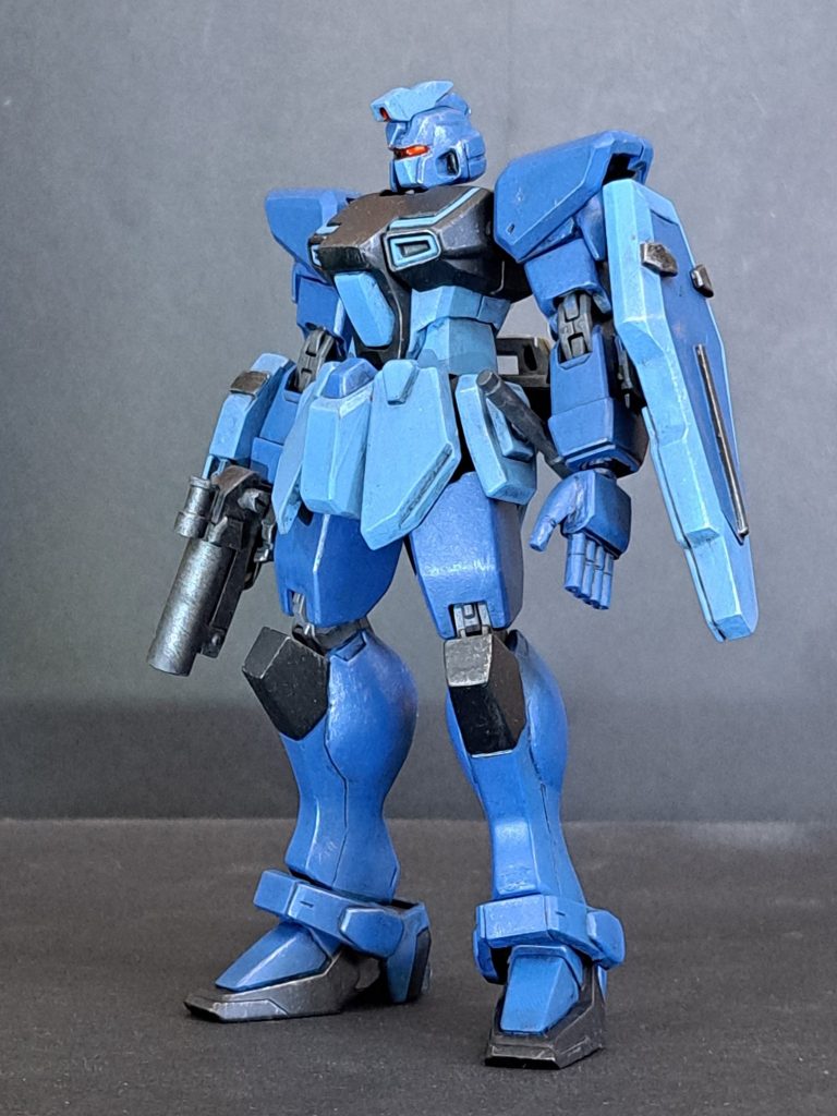 側面写真：ガンダムタイプ、青いボディ、赤いバイザーと一見するとブルーディスティニーの様に見えるが注目していただきたいのは左手！
