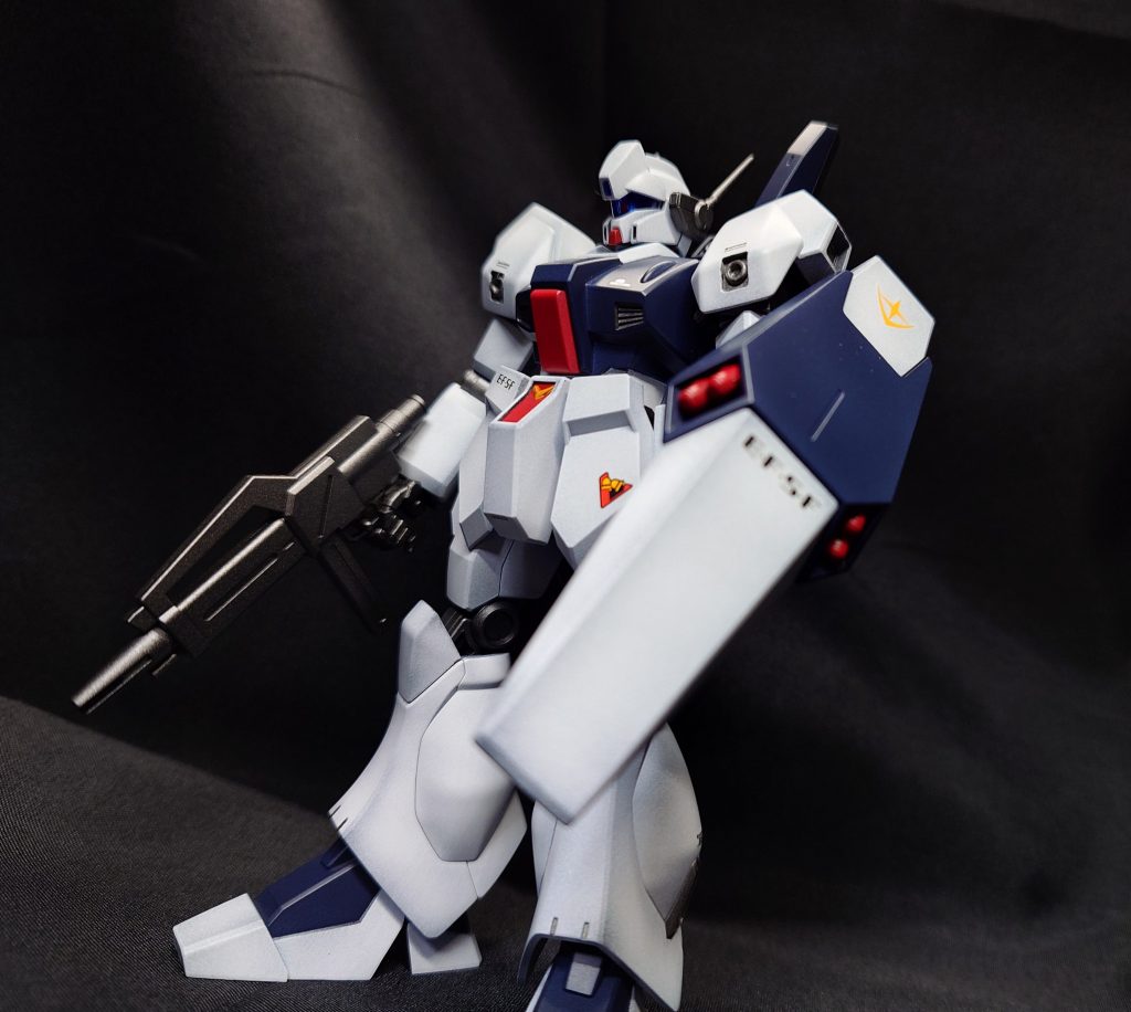 お気づきの方も多いとは思いますが、HGUC νガンダムとのミキシングです。（腰部）タイトルのNはνガンダムに由来します。肩部の合わせ目処理、後はめ加工をした後に全塗装で製作しました。