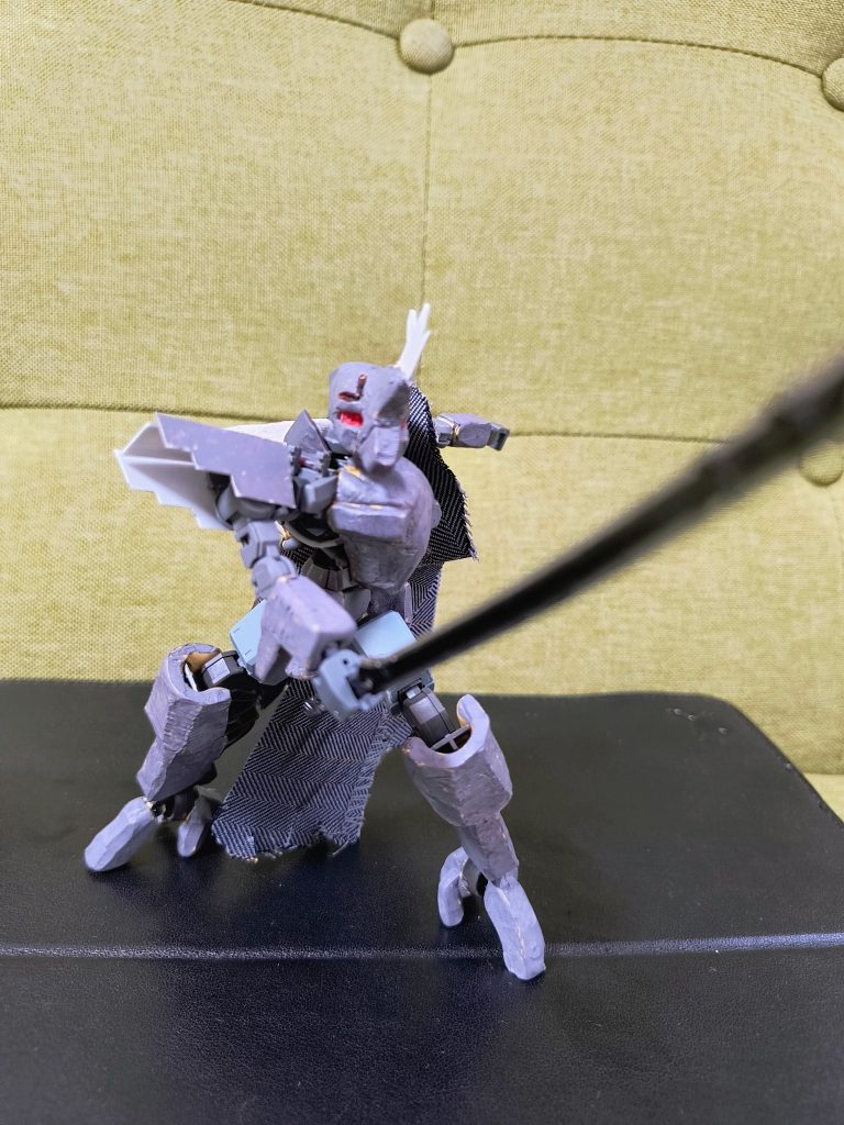 グレイズやガンダムフレームにパテで肉付けして作りましたが初めてパテを使ったので難しかったです。
