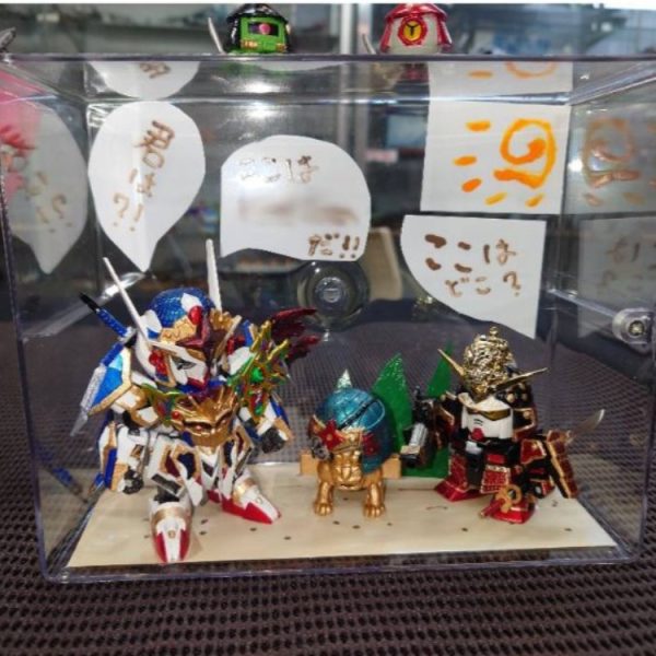 このサイズ感いい(◍¯﹃¯◍)近くのプラモ屋さんで展示会にだすのに急ピッチで作成、隠密エアリアルと並べて楽しみます。SDの雰囲気を残してジオラマです笑、この箱蓋着けるとそのまま保管出来ます。展覧会で愛ある作品がたくさんあり、制作者さんの話が聞けて発見や驚き実際に話す事でわかる事が多く楽しいひと時でしたー、そしてなにより皆さん暖かい！！（1枚目）