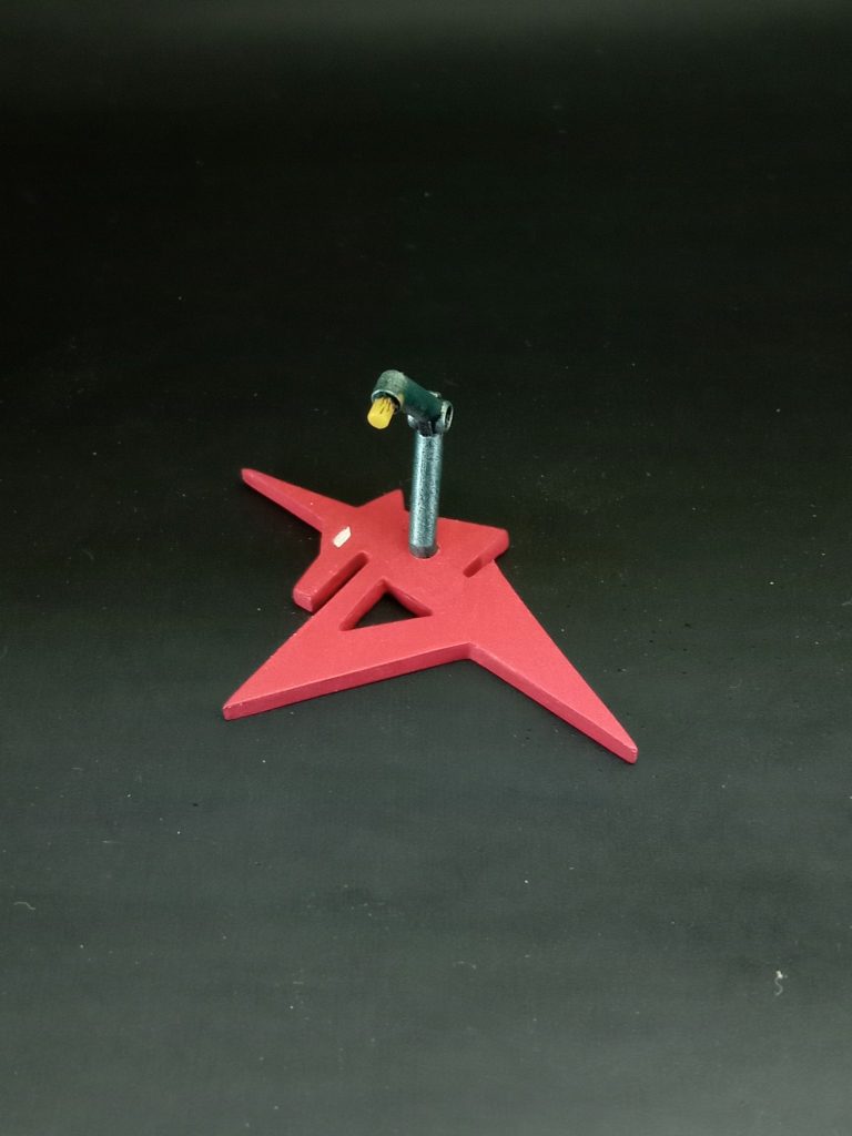 この小さいνガンダムにアムロマークを手描きできる気がしなかったので代わりにスタンドをアムロマークにしときました