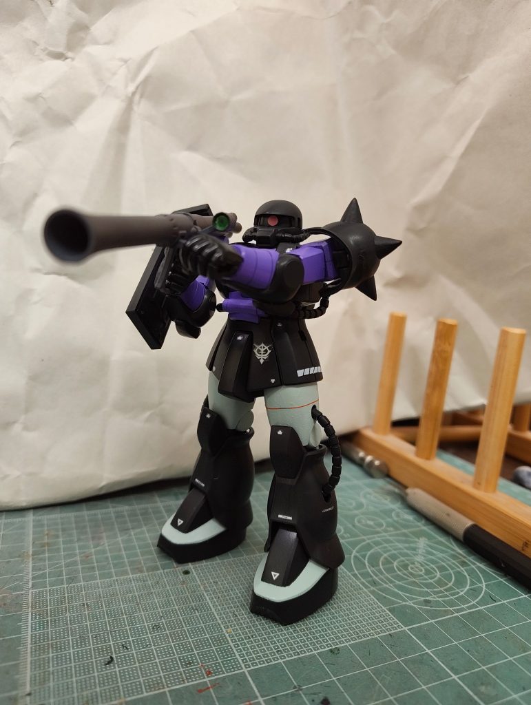 本体は古い方のHG ザクですが、可動範囲は結構広くて、バズーカも余裕で構えられます。