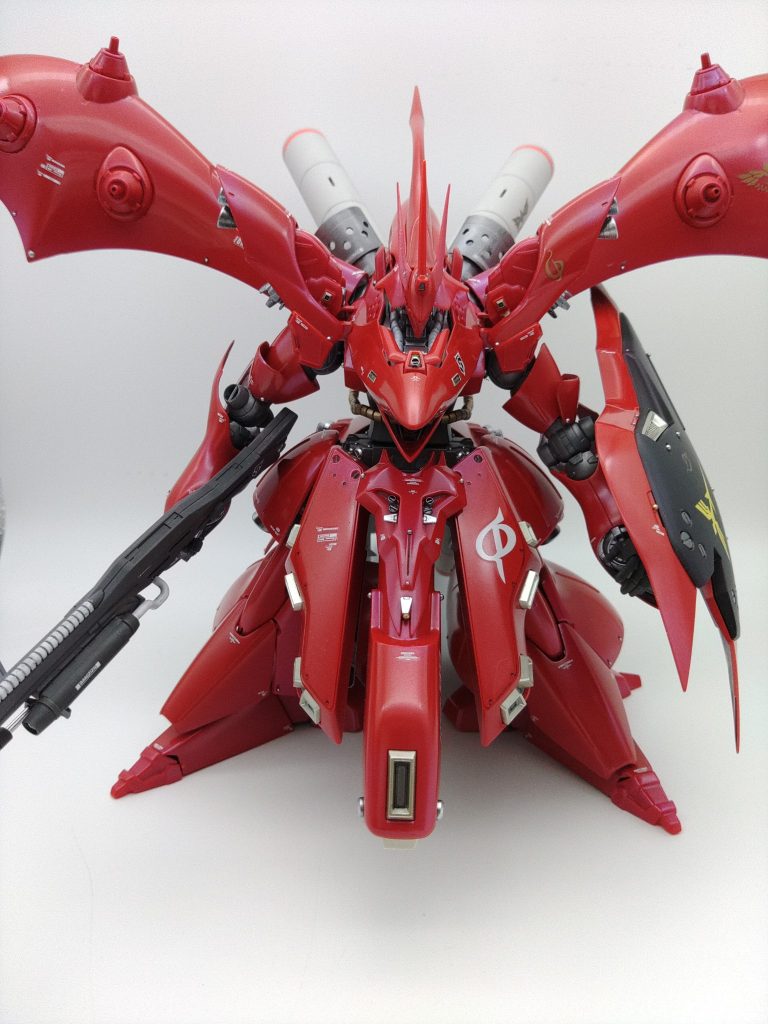 ここで総帥機としてのナイチンゲールとガンプラのナイチンゲールをボクの中で擦り合わせていくことにします。製作途中でも書きましたが、ガンプラのナイチンゲールのイメージは、平べったい、アゴが無い、関節カバーが変など(全てボクの主観です)と魅力的とはいえ体型がモンスター過ぎないか？という気がしました。特に顔は後付けとはいえ、ジオン最強の鉄砲玉ノイエ・ジール似なので、ここは総帥機としてなんとかしたい箇所でした。