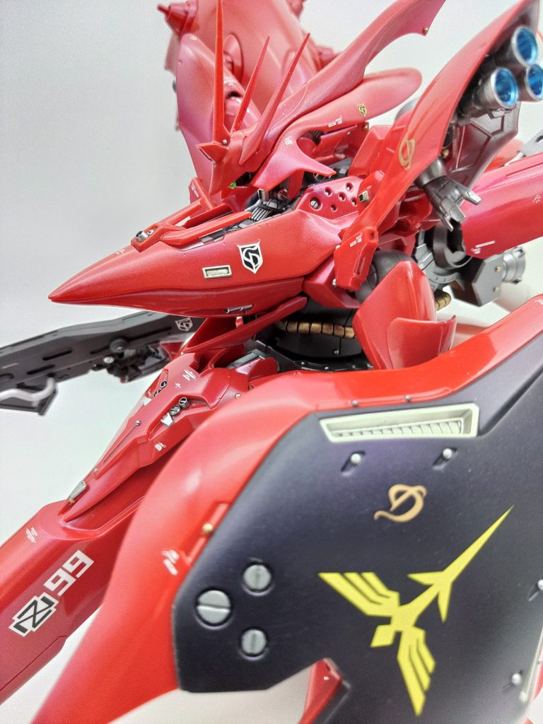 これまで赤いMSが何体か完成していたため、それらを『ネオジオンの赤』としてまとめて展示するためのトリとして、また、ネオジオンの最後の赤として相応しいナイチンゲールを完成させたわけです。