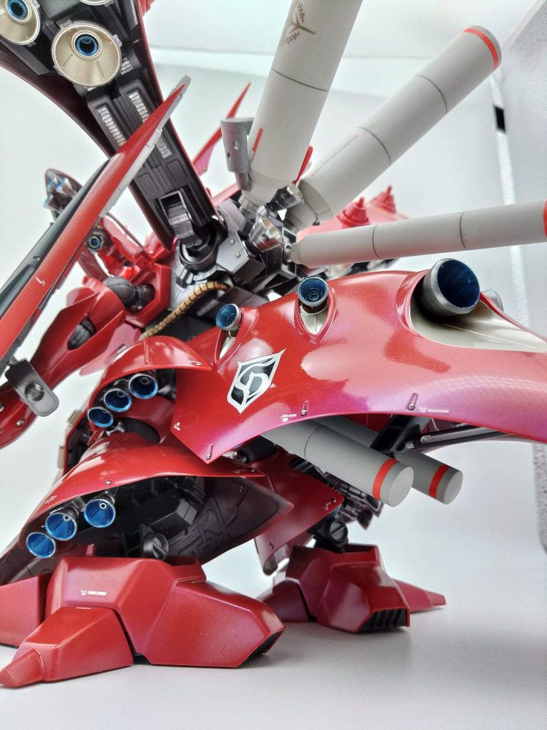 MSとしてはHGUC屈指の巨体なので、成型色を活かした改造をするのに、ランナーをちまちま溶かしてカラープラ板を作るよりも、思いきって同じような色のSDサザビーを使って改造資源を確保しています。最近のガンプラ製作スタイルとしては、パーツをちょい取りして作るのは気がひけるので、SDサザビーは極力切り刻んで殆どの部位を使っています。