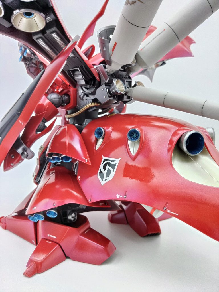 数年前にザクⅢ改を作ったあと、なんとなくサザビーを成型色仕上げで完成させました。その後、バイアラン、マラサイなどで成型色改造沼にハマり、袖付きバウでランナーからパーツスクラッチ、リバウで徹底改修などしておりました。このナイチンゲールはミキシングビルドで完成できたのはなかなかに達成感がありました。