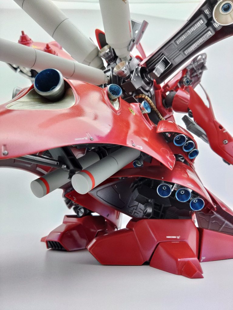その他、成型色仕上げにハマる前にモビルドールメイに着せようと改造して半壊していたウォドムポッドがあったので、関節を拝借しました。ボクの考えた最強ナイチンゲールなので、同じものを作りたい人がいるとは思いませんが、備忘録的に書き出すと改造点は以下です。