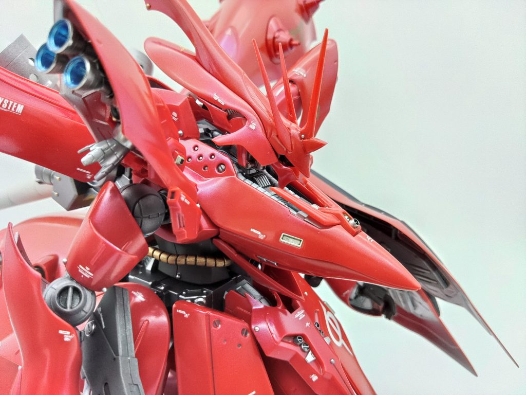 色は前回作ったキュベレイMk-2の光沢が目立ってよかったので、総帥機ということもあり光沢仕上げにしました。部分的に反対色のブルーパールをふきつけてあるので、反射によってはブルーやパープルに色味が変化します。