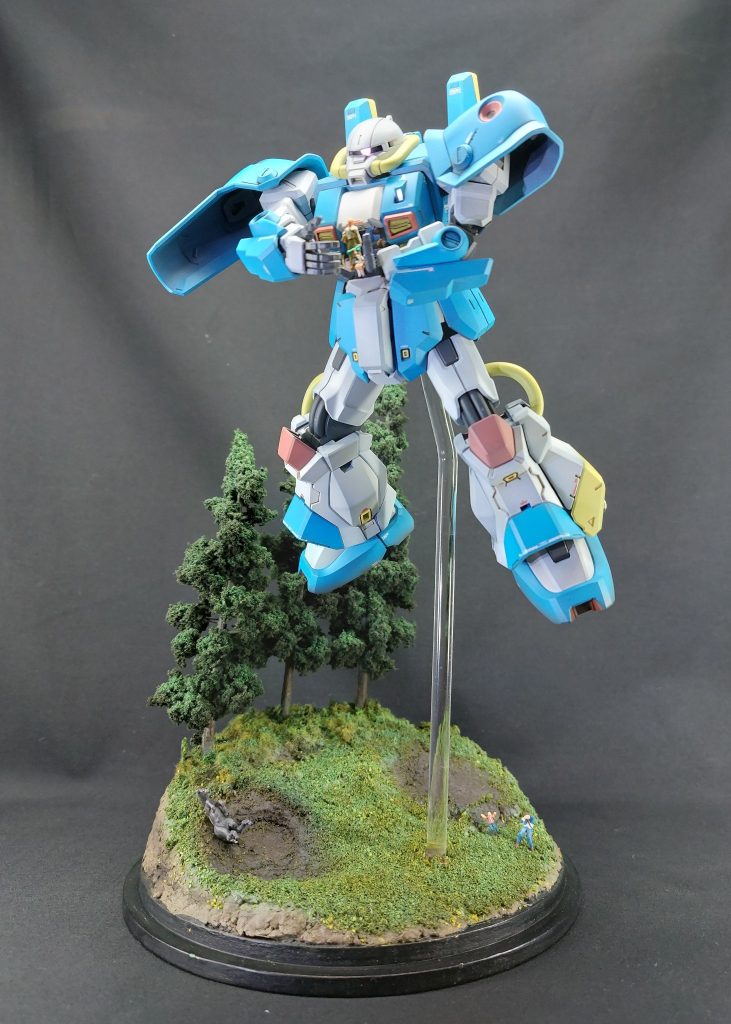 ■頭部　モノアイガードにあるモノアイのモールドを削り落とし、φ2.5mmの穴をピンバイスで開けました。くり抜いた穴にWAVEのH・アイズ2.5mm(ピンク)をはめ込み、裏面に小型LEDを接着。配線は首パーツにピンバイスで開けた穴から逃がし、バックパック内部のボタン電池ボックスに繋いでいます。　モノアイ裏面にビット・トレード・ワンの光反射ライトエンハンスメント・フィルムを貼り付け、電飾効果を高める工夫をしました。