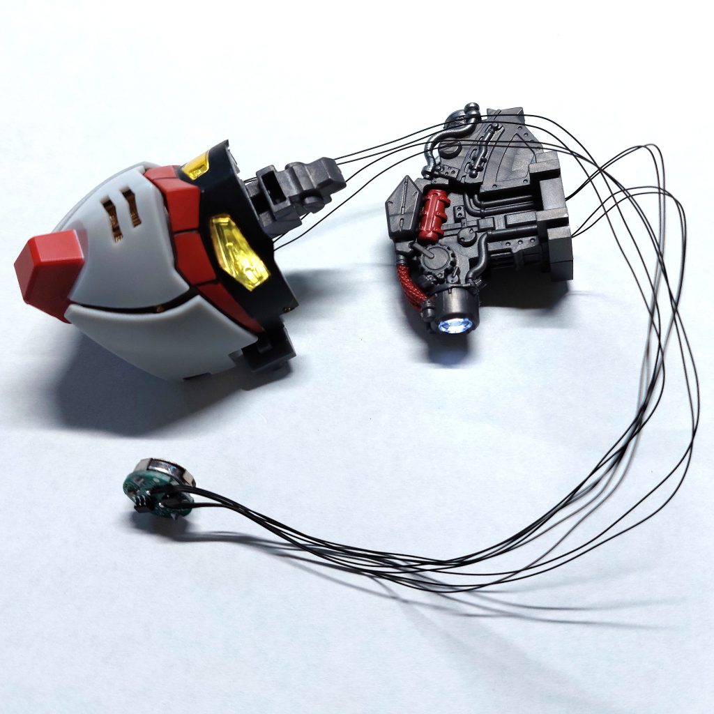 頭部のLEDは、ツインアイに一つずつ、メインカメラ前後に一つずつ、合計4つを頭部に使用しており、1個のボタン電池で電源を賄います。