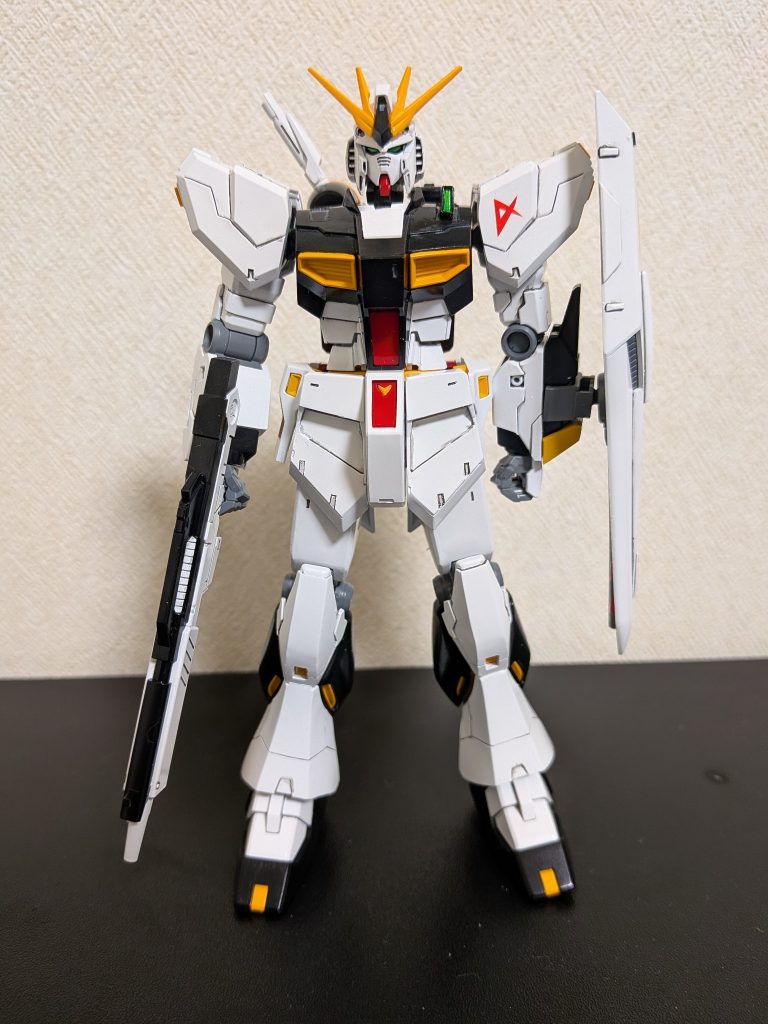 肩や腕や腹部、太腿、膝、脛、等をプラ板やパテで厚くしました。肩と胸のダクトも少し出しました。自分的に頑張ってみましたが、キレイに仕上げる事には心が折れてしまい、完成させました。