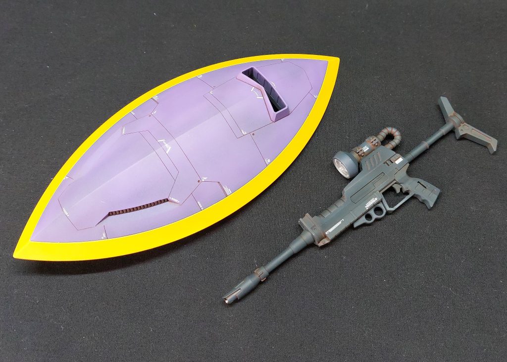 ■武装類 キット付属のビーム・ライフル、ビーム・ナギナタ、シールドを製作しました。特に大きな改造はしていませんが、シールドにはスジ彫りやピンバイスによる穴開けを行う等して、ディティールを追加しています。