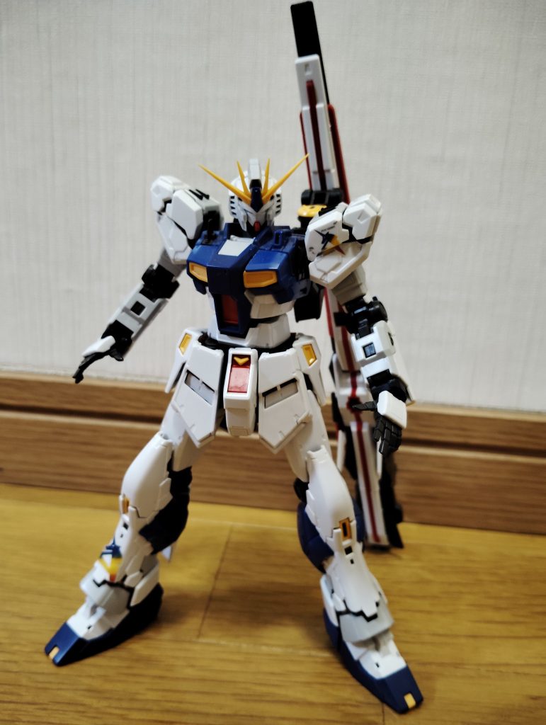 福岡νガンダムのRGは墨入れしていなくても結構出来がいいです。可動も素晴らしいです。