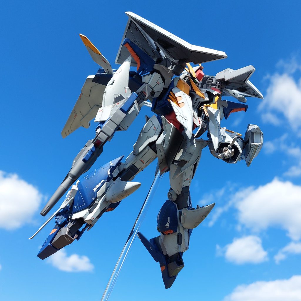 　劇中、クスィーガンダムは海中を航行したり、激しい戦闘を行ったりと酷使されているにも関わらず、補給や整備がままならない状況にあることが窺えるため、チッピングやウェザリングを派手目に入れ、使い込まれたままの雰囲気にしました。　なお、今回使用したクスィーガンダムのキットは、1作目のノーマル版を使用しているため、シールド表面にリューターでバトルダメージを加えたり、サブ・マニピュレーターを新造したり、とキルケーの魔女版に見えるように手を加えました。