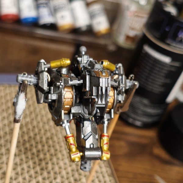 初めての投稿です。MGガンダムヴィダールのフレーム塗装に挑戦中です。上半身完成で、我慢できずに組んじゃいました。これから腕脚も頑張るぞ〜（3枚目）