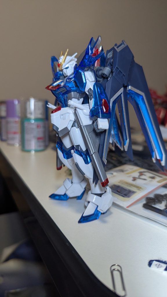 透明なパーツの扱いがわからなくて、色んな人のクリアボディモデルを拝見し、裏側にガンダムマーカーのシャインシルバーを塗りたくりました。裏地にシャインシルバーって結構いいですよね。