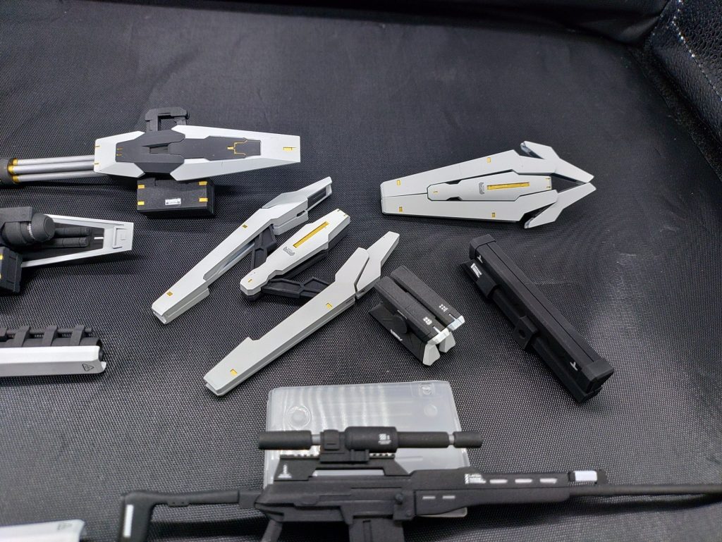 ディランザの銃はプラ板で少し加工しました。色はメタルブラックで、トップコートはつや消し&nbsp;ですが、光沢にしとけばよかったです。