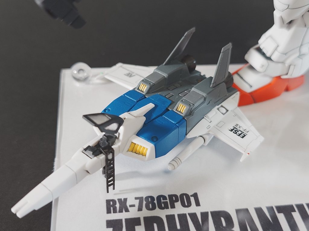 最後にHGならではの可愛いおまけ変形合体出来ないコアファイター2です頑張ったのはキャノピー黒一色の1パーツが可哀想だったので、お菓子か何かの軟質透明プラシートと細切りプラ板から同じ形に作り直ししました同時にコックピットにも穴を開け計器類とシートもそれっぽく上部の青い部分ものっぺりしてたので1ミリプラ板を貼り周りを深く彫り込んで、ここ変形しますよ〜感を出しましたあとハシゴはちっちゃ過ぎて適当(笑)