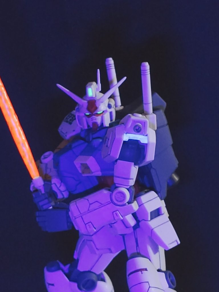 初めて蛍光塗料も使ってみました肩アーマーの奥が見えないように貼った白いプラ板が謎の発光現象を起こしている！何かこぼした？身に覚えが無いけどまぁオールドタイプ同士の共振が起こしたガンダリウム合金のなんとかかんとか　でしょう(笑)