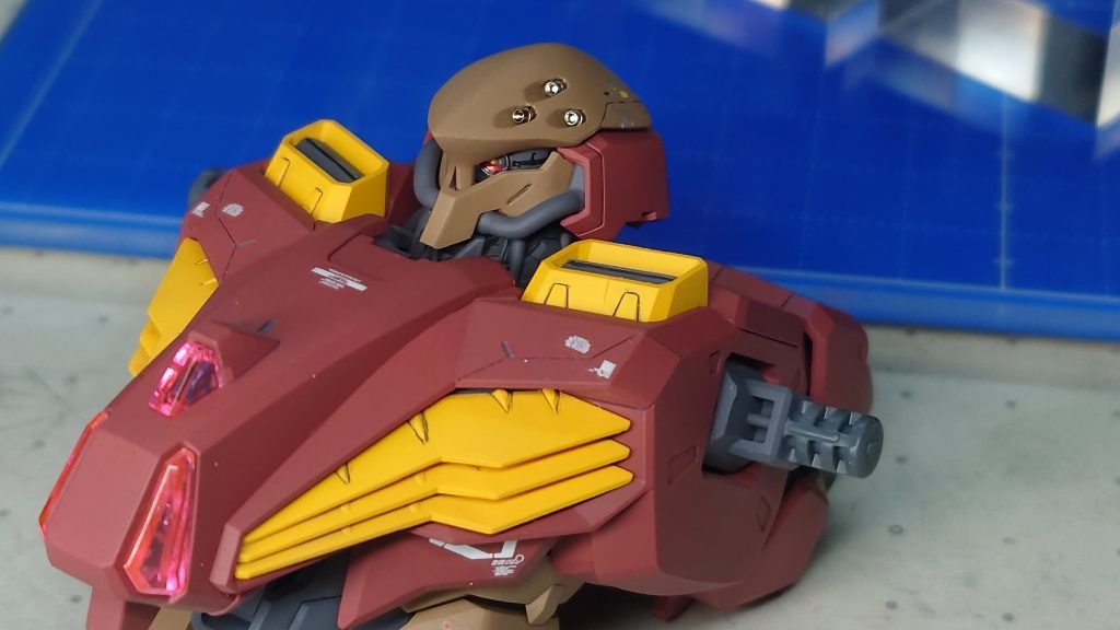 モノアイはハイキューパーツのSPプレート2mm用、偏光カラードーム2mm頭部バルカンはEZガンマズル1.3mmショート