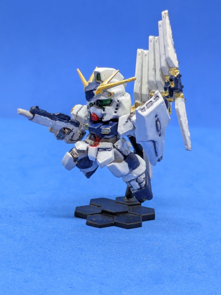 νガンダム。組み立て中にパーツを紛失して危うく御蔵入りになるところでしたが、奇跡的にパーツが見つかりました。前のガンダムアーティファクトのνガンダムは破損して再起不能になったので、完成させることができて良かったです。最初白のサーフェイサーを吹いたのですが、色が綺麗に乗らなかったので、ライトグレーのサーフェイサーを吹き直して、白部分はニューホワイトで塗装しました。ライトグレー部分も残してRGっぽくしたかったのですが、写真だとあまり分かりませんね⋯