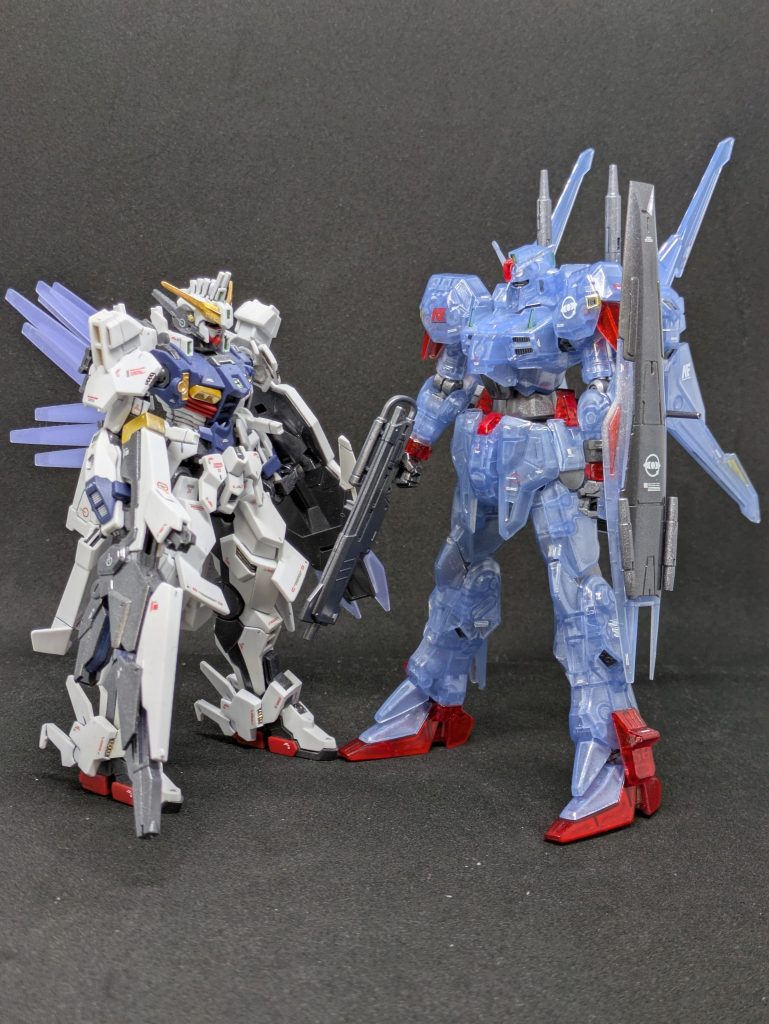 一般的なサイズのHG(ジリウス)と比較。通常サイズのHGより若干大きいです。正直塗装は失敗しましたが、わりと面白い感じになったんじゃないかと思っています。ご覧いただきありがとうございます。