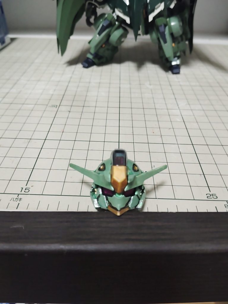 アクリルマーカーで下地で塗り上からガンダムマーカーのザクカラーで塗りました。エアリアルちゃんは丸型だからジオン系に合うなってあらためて思いました。
