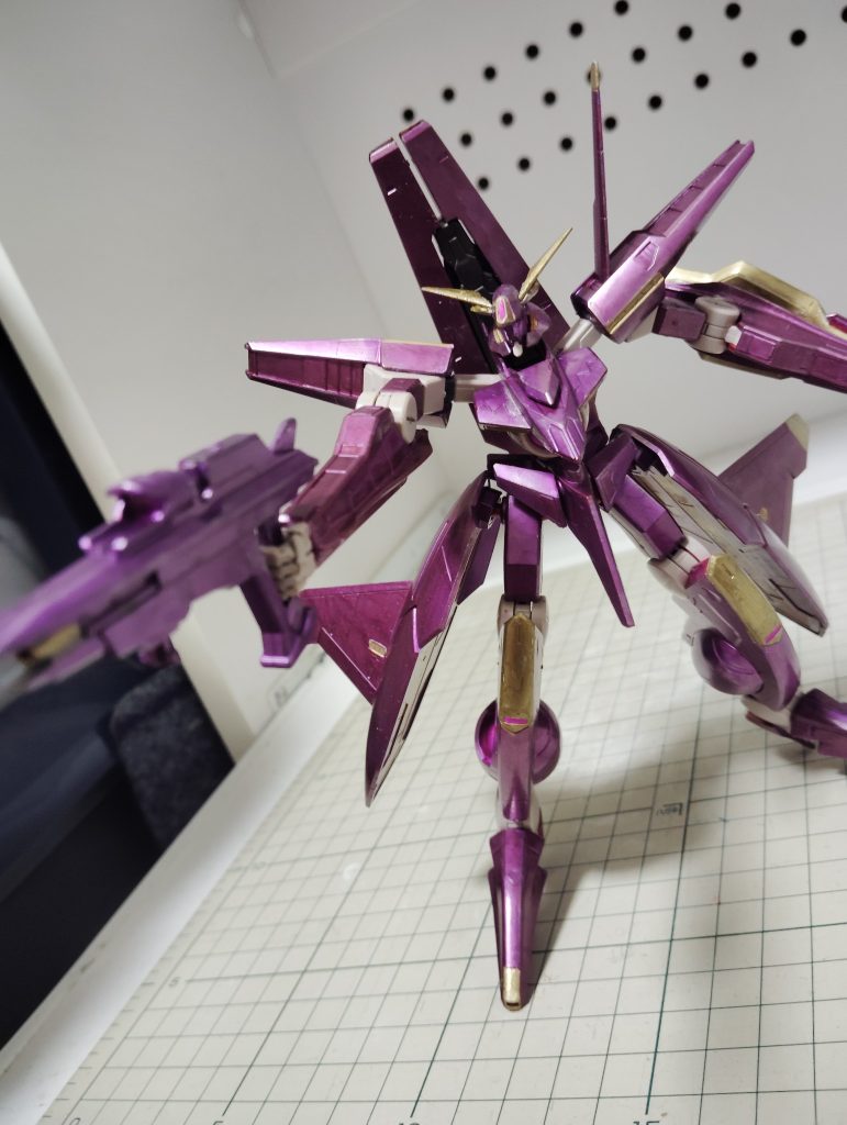 ELSとの対話（戦い）に使用されたアルケーガンダムかつてのスローネ系武装を搭載(gundam-kao4)