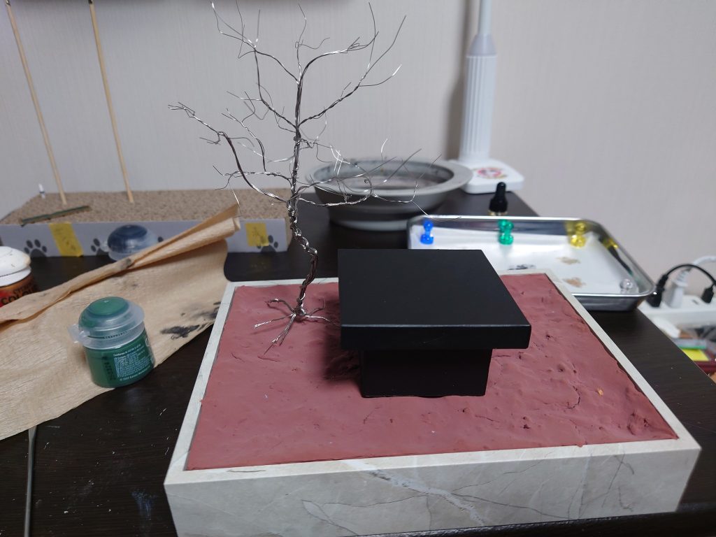 台座はプラ板で製作、地面はダイソーのジオラマ粘土、桜の木は針金で作成してます。桜の花はピンク色のスポンジを切ってボンドで貼り付けてます。スポンジがけっこう大きくなってしまったので、次回桜を作る機会があればスポンジを凍らせて削る方法にしようと思ってます