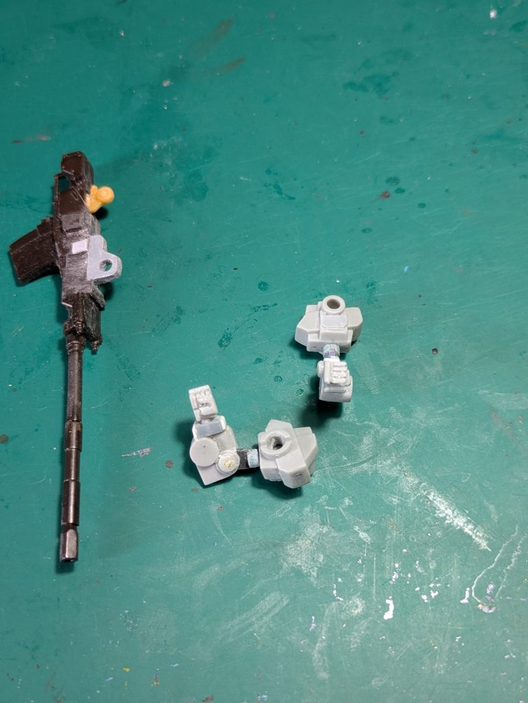 陸戦ガンダムの180mmキャノン砲の改造と、手の指を彫ってみました。