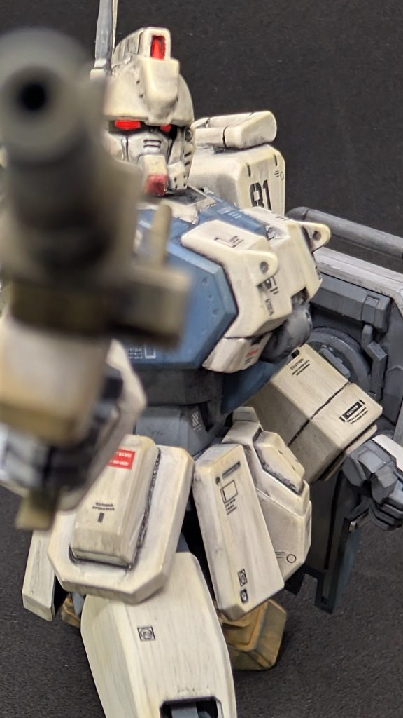 ガンダム系の顔、相変わらず塗るのは苦手です（笑）T-Non師匠がよく【ビコーン】やってたので、真似てツインアイやバーニアをを蛍光カラーで塗装したのに…ビコーンさせるライトを用意してなかったです💦