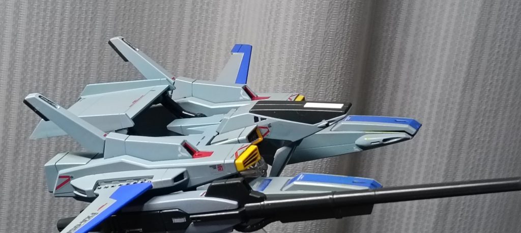 参考にしたのは航空自衛隊のC-2輸送機ですが、一応ガンダムらしさを残したかったので一部にブルーを残してます