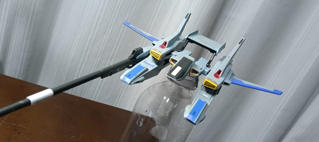 で。コレってランディングギアは省略されてるんスね？今更気づいたけど。まさかのペットボトル載せとか…あらまぁマークⅡの背中にくっつくのが本命だからって単機で飾り置きしたい私としてはですねぇ〜(-_-;)&nbsp;