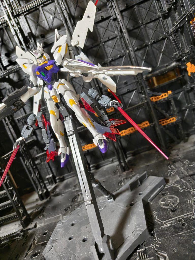 また、ビームサーベル発振できるレギルスの平手をどうしても使いたく、脚部にサブアームとしました。
