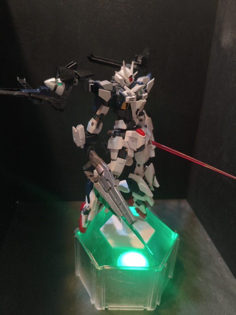 【ブーストモード】本機では背部バインダーの展開と合わせ脚部装甲の展開により、これまで以上の加速性能を誇る。