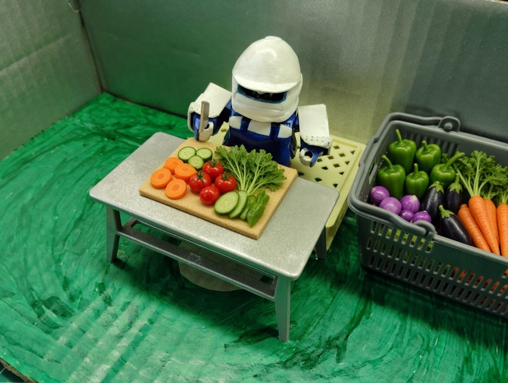 (⑤)今日は廃品でサラダのサンプルを作るぞ(ベテランパート)盛り付けは綺麗にね(⑤)はい👁️🔥