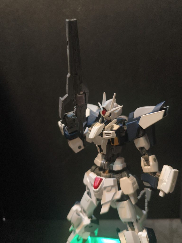 【GNバヨネット】銃剣。GNガンブレイカー同様GN粒子圧縮式のビームライフル。ビームライフル下部にアタッチメントを付けることでソードモードになる。アタッチメント次第では大型キャノンにもなる。