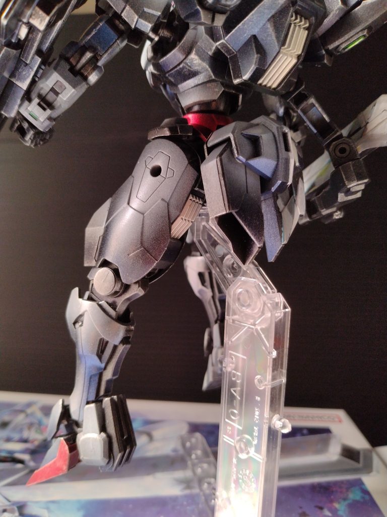 タイムマシーン、猫型ロボット、ガンダム、アンドロイド。冗談みたいな夢だが、これによりAIは誰もが思い浮かべる創造神のように成長してしまう。人間のいない地球で生命もタイムマシーンですら作り上げるAIだが、人間の性と暴力に特化したデザインは、AIから見た人間そのもので、案外人間を描きまくったガンダムだったかもしれない。